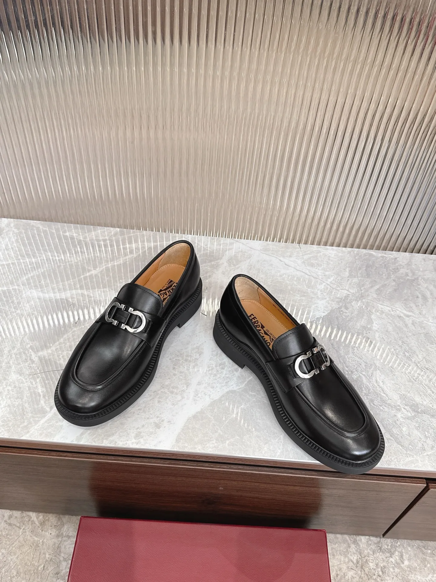 [Ferragam] Top P: 960💰 Size: 39-44 (38. 45.46 can be customized) Ferragamo men's boutique loafers, top quality, imported cowhide upper, water-dyed cowhide lining, original outsole.